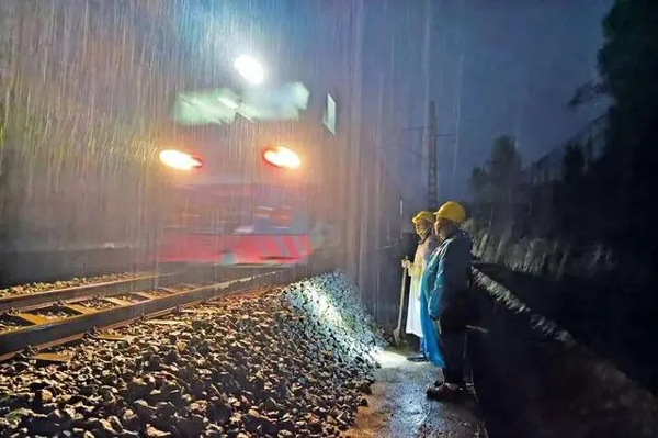 陕西强降雨亲历者：汽车像玩具被急流冲走(急流,冲走,陕西,玩具,强降雨......)