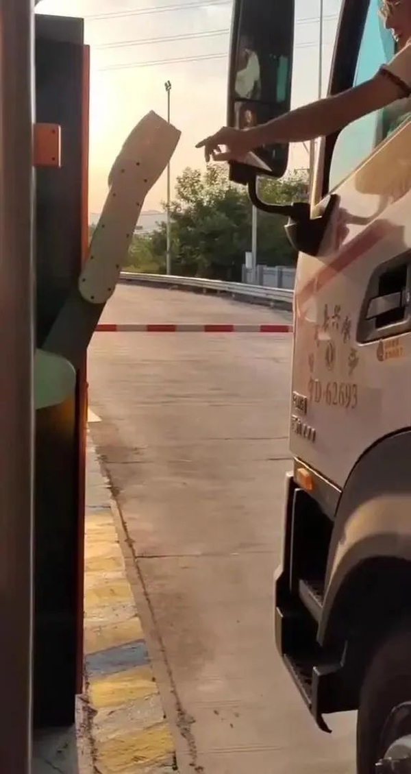 四川省首套高速公路入口AI智能机械臂发卡机器人上岗(发卡,上岗,机器人,高速公路,入口......)