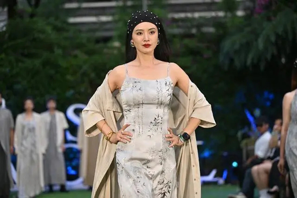 图片新闻｜“60后”“00后”同台走秀 展现不同阶段的时尚美感(同台,美感,走秀,展现,阶段......)