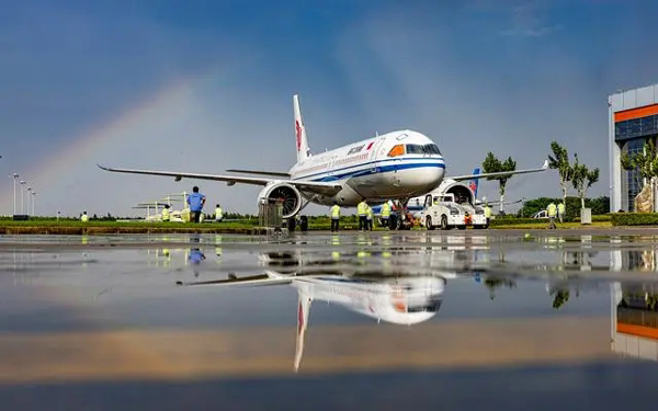 C919飞机首次“身披”五星红旗！揭秘涂装全过程(首次,涂装,身披,全过程,揭秘......)