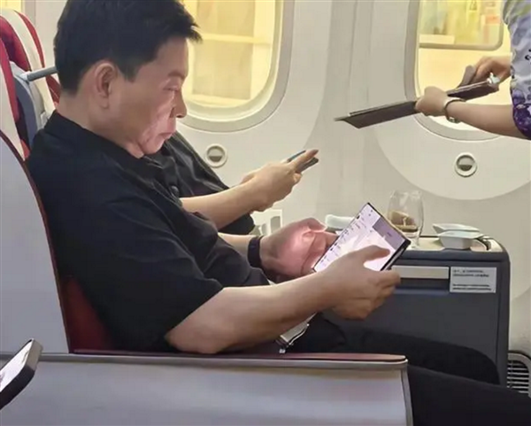 华为三折叠真机外观公布 赵明：说华为抄袭荣耀是瞎扯 好久没回总部了（华为.荣耀.瞎扯）