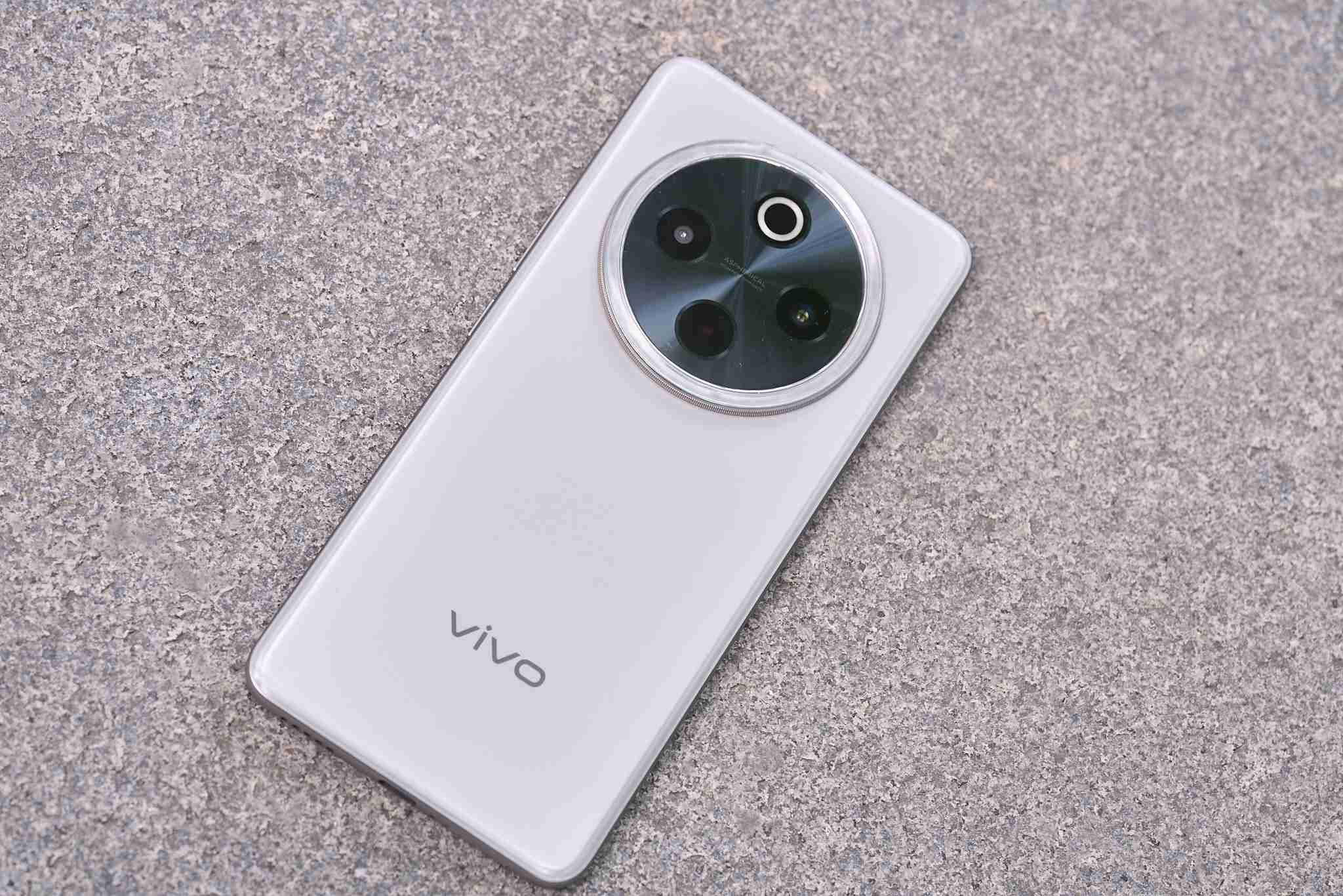 vivo Y300 Pro首发上手体验：轻薄机身下的「续航灭霸」（续航.上手.轻薄）
