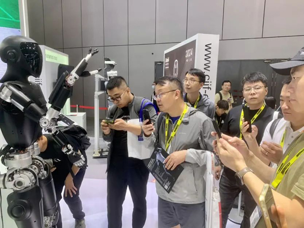 9大专业主题展、2600家参展商，第二十四届中国国际工业博览会开幕(参展商,中国国际,博览会,十四届,开幕......)