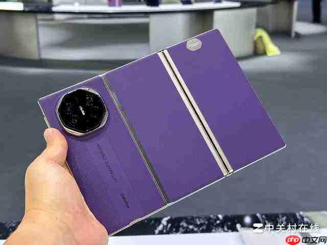 非凡三折设计 华为 Mate XTs 非凡大师上手组图