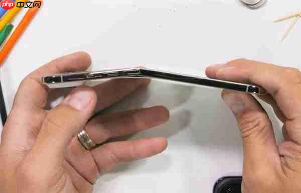 首次！5.6毫米机身的iPhone Air终于被掰弯了：需要100kg的力量 普通人根本掰不断（首次.机身.普通人）