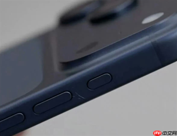 iPhone 17 Pro展示机已有伤痕：不忍视